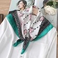 Foulard in seta 70x70cm con motivi geometrici rosa su camicia bianca e una rosa - Bordo Verde Geometrico (FJ299-4)