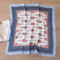 Foulard 70x70cm con motivo etnico geometrico blu su pavimento in legno chiaro - Bordo Blu Geometrico (FJ299-3)