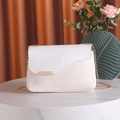 Elegante bolso de hombro tejido blanco con cadena dorada y cierre metálico - Blanco