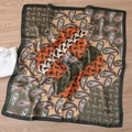 Sciarpa in seta paisley verde e arancione 70x70cm con finitura satinata su legno - Verde Militare Paisley (FJ293-4)