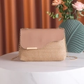 Bolso bandolera de paja rosa y natural con cadena dorada sobre mesa de mármol - Caqui