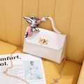 Sac bandoulière blanc avec texture tressée, chaîne dorée et détail de foulard en soie - Blanc