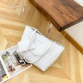 Weißes Tote-Bag-Set mit Chevron-Steppung, Goldlogo und passender kleiner V-Tasche - Weiß