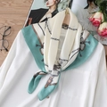 Foulard di seta verde menta e beige con catene retrò annodato su un colletto di camicia - Bordo Verde Retrò (FJ297-4)