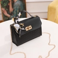 Sac à main noir avec base tressée, foulard décoratif et bandoulière chaîne dorée - Noir