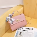 Sac à main rose avec texture tissée et foulard en soie décoratif sur la poignée - Rose