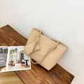 Tragetasche aus apricotfarbenem Kunstleder mit V-Steppung und passendem Mini-Beutel - Khaki