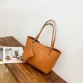 Set borsa tote trapuntata marrone con cuciture a V e un piccolo portamonete coordinato - Marrone