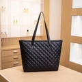 Borsa tote nera classica trapuntata con motivo a rombi su superficie in legno - Nero