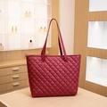 Borsa tote trapuntata in rosso intenso con ampio spazio interno per pendolari - Rosso
