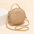 Borsa rotonda beige retrò con trapuntatura a cuore e logo dorato su sfondo geometrico - Albicocca