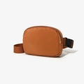 Minimalistische karamel oranje borsttas met verstelbare schouderband en gespsluiting - Tan