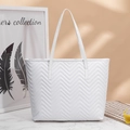 Minimalistische weiße gesteppte Tote Bag mit V-Muster-Nähten und großem Fassungsvermögen - Weiß