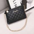 Minimalistische schwarze Stepptasche mit goldener Kette und feiner Ledertextur - Schwarz