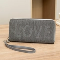 Dunkelgraue Denim-Clutch mit glitzerndem LOVE-Schriftzug aus Strass und Handschlaufe - Grau