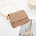 Braune Mini-Geldbörse aus Leder mit Litschimuster, Goldring und rundem Metallanhänger - Beige Aprikose
