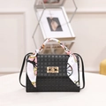 Borsa nera a quadri con manico in seta e chiusura a girello dorata, stile elegante da donna - Nero