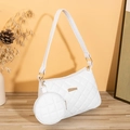 Bolso de hombro blanco acolchado con monedero redondo y detalles dorados - Blanco