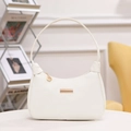 Bolso hobo blanco con textura lichi, barra dorada y tirador de cremallera en hoja - Blanco