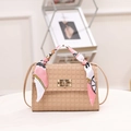 Borsa trapuntata beige con manico in foulard di seta e chiusura dorata a scatto - Cachi
