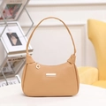 Bolso hobo marrón claro con textura lichi, colgante de hoja y barra metálica dorada - Caqui