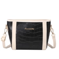 Detalle del bolso tipo cubo bicolor con textura de cocodrilo y logotipo dorado metálico - 18*9*16cm / Blanco Roto/Negro