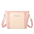 Detalle de bolso beige con patrón de cocodrilo, ribete rosa y logotipo de metal dorado - 18*9*16cm / Rosa y Blanco roto