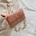 Borsa a tracolla trapuntata rosa con corona dorata e pendente con perla finta - Rosa