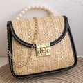 Stroh-Umhängetasche in Beige und Schwarz mit Perlengriff und goldener Kettenriemen - Schwarz