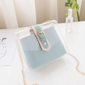Transparente PVC-Umhängetasche mit hellblauer Innentasche und Goldkettenriemen - Blau