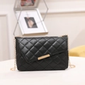 Classica borsa a tracolla trapuntata nera con catena dorata e finiture in metallo - Nero