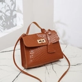 Sac carré marron à motif crocodile et fermoir doré présenté sous un angle de 45 degrés - Marron