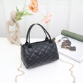 Klassische schwarze Stepptasche mit Doppelgriff und goldener Kettenriemen-Detail - Schwarz