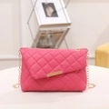 Borsa a tracolla trapuntata rosa con catena dorata e fibbia metallica rettangolare - Rosso rosa