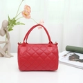 Elegante borsa a cilindro rossa trapuntata con finiture dorate e manici - Rosso