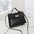 Sac carré noir motif crocodile avec fermoir rotatif doré et bandoulière réglable - Noir