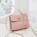 Sac à main rose à motif crocodile avec fermoir doré et bandoulière pour un look élégant - Rose