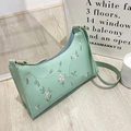 Borsa sottobraccio verde menta in pizzo con ricami floreali e dettagli dorati - Verde