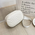 Borsa a tracolla bianca trapuntata da donna con finiture dorate e tracolla regolabile - Bianco