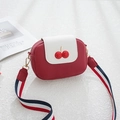 Borsa a tracolla in pelle rossa con decoro ciliegia e cinturino a righe - Rosso