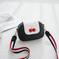 Borsa a tracolla chic bianca e nera con motivo a ciliegia scintillante e tracolla - Nero