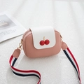 Borsa a tracolla ciliegia rosa e bianca con tracolla larga in tessuto a righe rosso-blu - Rosa