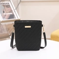 Bolso tipo cubo negro con textura trenzada, hebilla dorada y correa de hombro fina - Negro