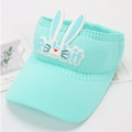 Dettaglio cappello parasole in maglia azzurra con orecchie di coniglio 3D carine - Verde Menta