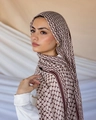 Dettaglio dell'hijab in chiffon bordeaux con motivo geometrico e frange eleganti - Taglia unica / Cachi