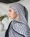 Dettaglio della classica sciarpa keffiyeh a scacchi bianchi e neri con frange - Taglia unica / Nero e Bianco