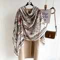 Sciarpa in raso di seta con stampa floreale bianca drappeggiata su un cappotto beige - Stampa Floreale (SH615-5) / 180*90CM