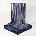 Foulard quadrato in raso blu navy con elegante stampa a pois e pied-de-poule - 90*90cm / Blu Notte