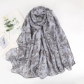 Vue détaillée d'une écharpe en coton à motif paisley gris avec imprimé baroque élégant - gris foncé