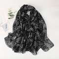 Elegante bufanda de voile paisley negra con motivos florales blancos y textura de algodón - Negro